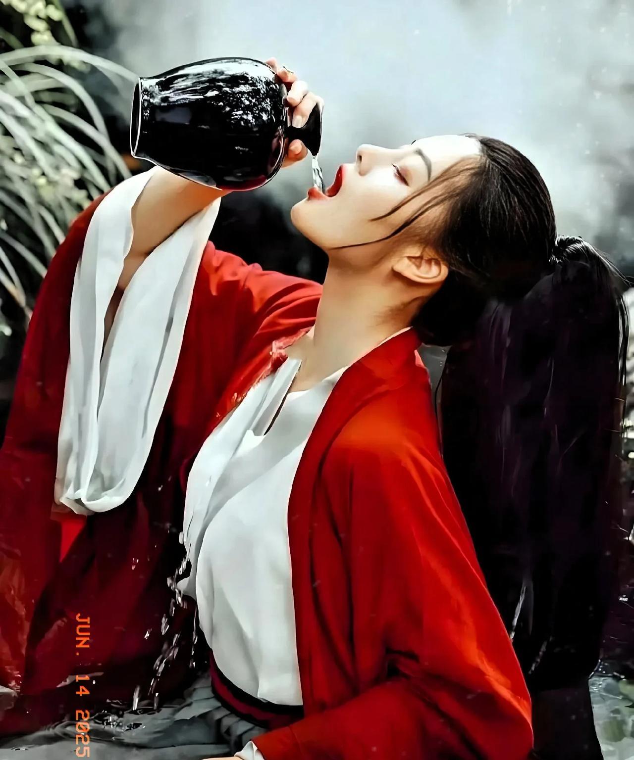 我这个人有个坏习惯，遇到开心的事犯愁的事，都会情不自禁的想喝两口，这也是老伴常常