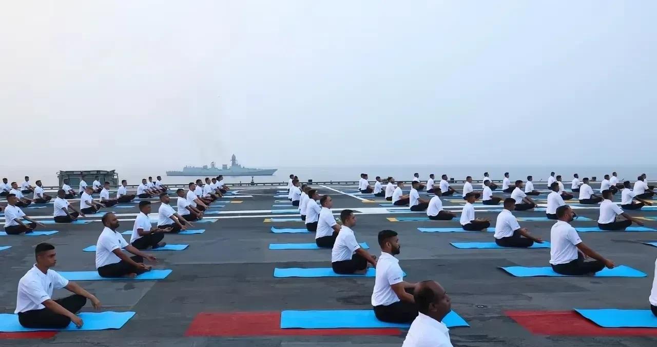 莫迪老仙登舰过来教瑜伽来了
航母上官兵每个人来张瑜伽垫，脱掉鞋子开始练瑜伽。
不