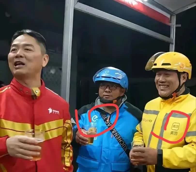 东哥这次“露馅”了！！在他请吃火锅的现场，出现了两名饿了么和美团外卖员，他们身上