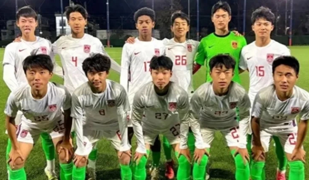 这怎么吹？去年上村健一带队的U16国少0：8输给门兴U16队。今年，U16国少队