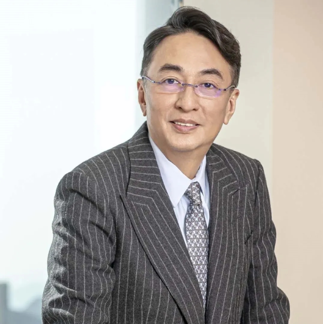 李兆基的大儿子李家杰，个人生活非常低调，他常年佩戴电子表、穿定制中式布鞋，被港媒