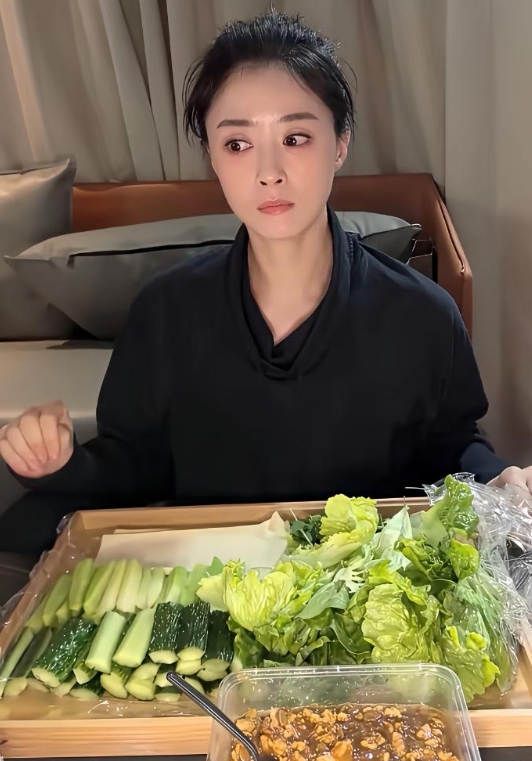蒋欣这样吃，不瘦才怪呢。蒋欣这吃得也太素了，黄瓜、生菜和豆皮，还有一盒鸡蛋酱。