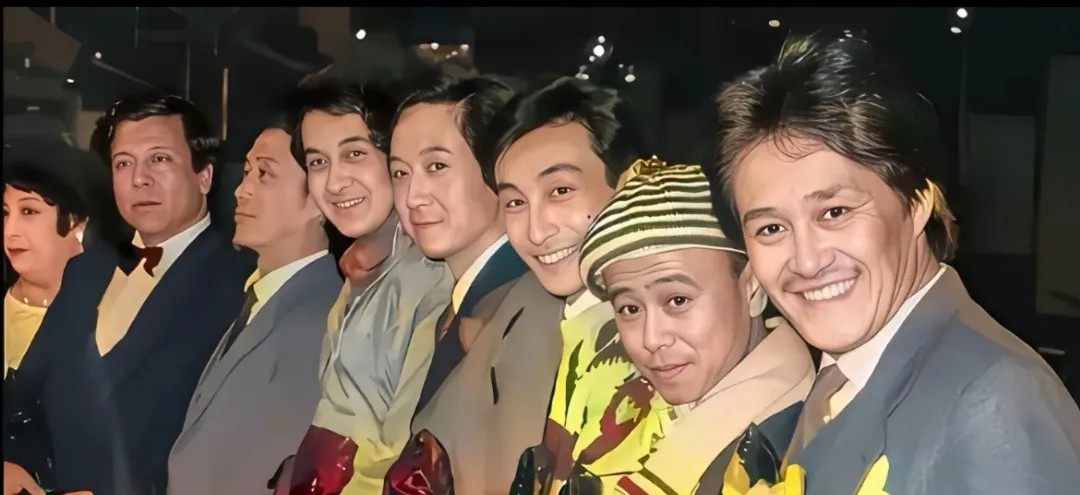这可是当年的大佬，春晚的台柱子，第二位这个小个子是谁？