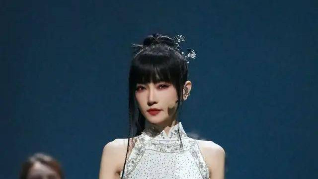 51岁天后首度承认私生子，一直未婚，网友：她看上去比儿子还年轻