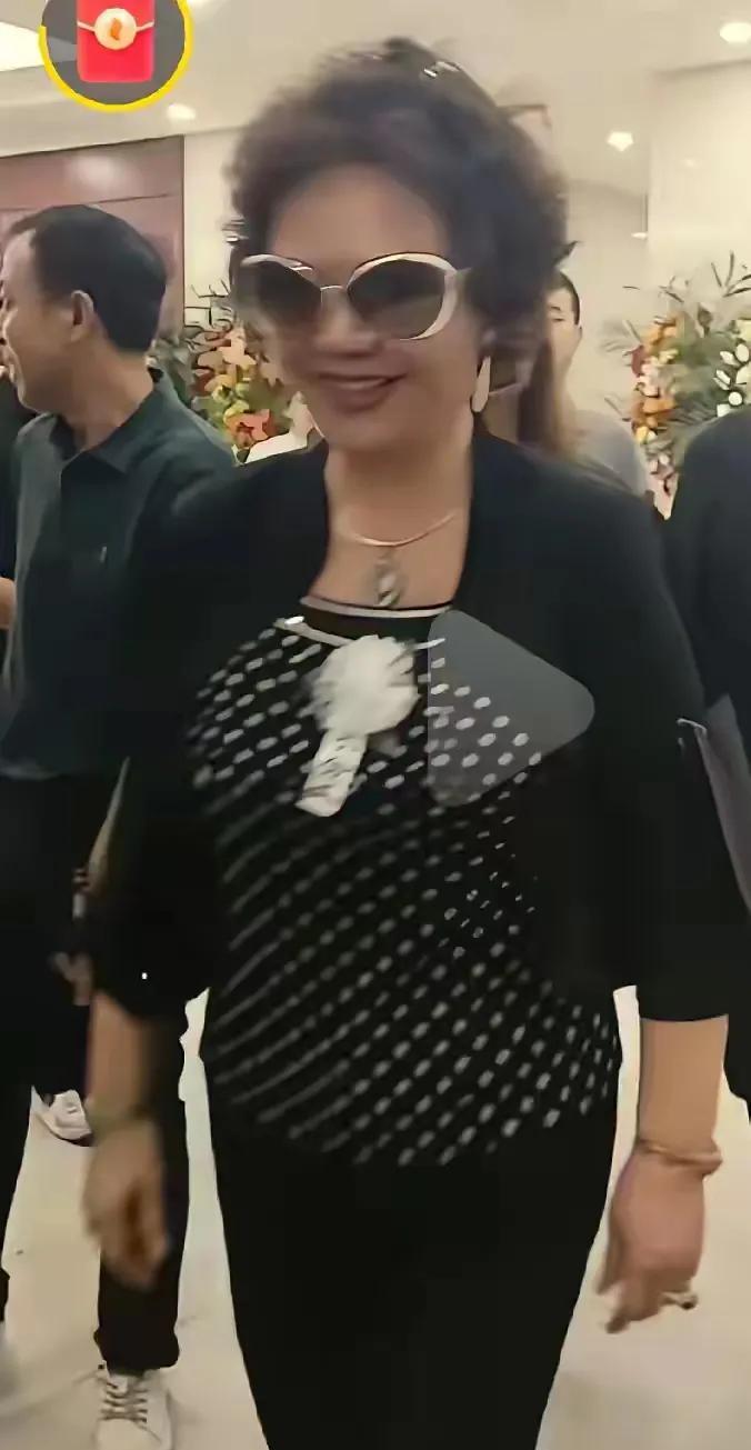 孟真参加老公公吊唁引发争议，
有人说，孟真与杨仪离婚了！
还有的说，孟真没离婚还