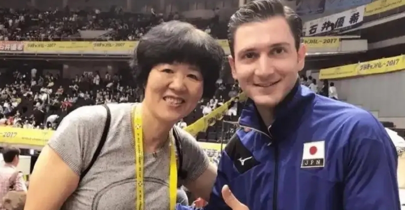 球迷扒出来的瓜是永远也吃不完。
随着昨晚巴西女排3-0战胜法国女排，土耳其女排3