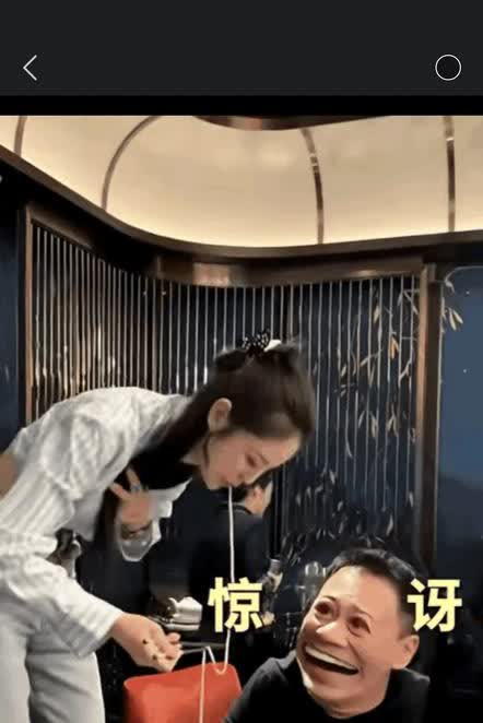 Ada张馨月完美演绎了什么叫“高攀吞针”。过个生日，林峰叫她站凳子上表演吃长寿面