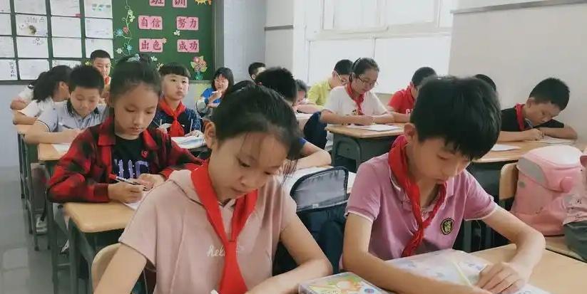 陪读多年才发现，小学阶段有很多坑不能踩！
1、普通家庭的孩子，语数英门门95+，