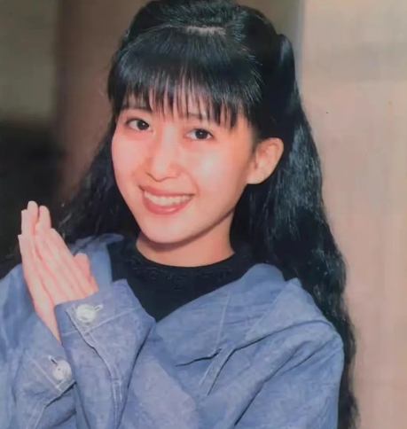 1995年，台湾爆红的歌手孟庭苇，接到了央视春晚的邀请，请她演唱《风中有朵雨做的