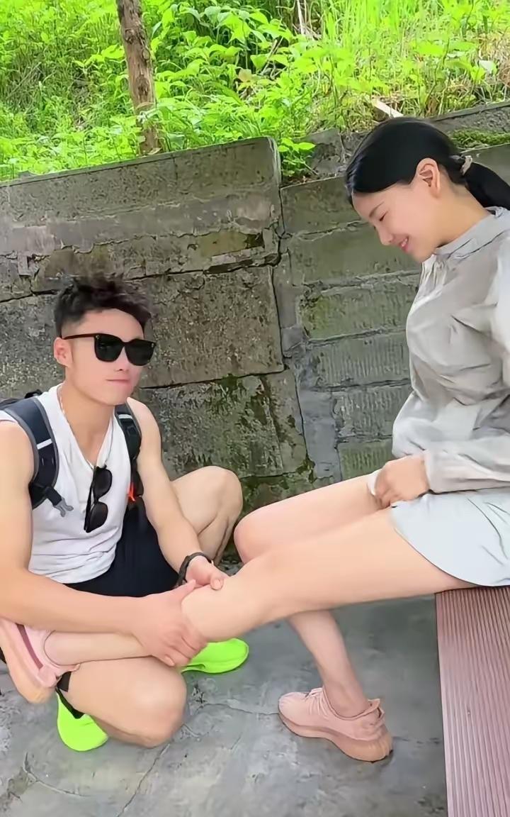 真是什么新鲜事都有！
看到照片你一定以为是小两口爬山累了，老公在给自己的媳妇揉揉