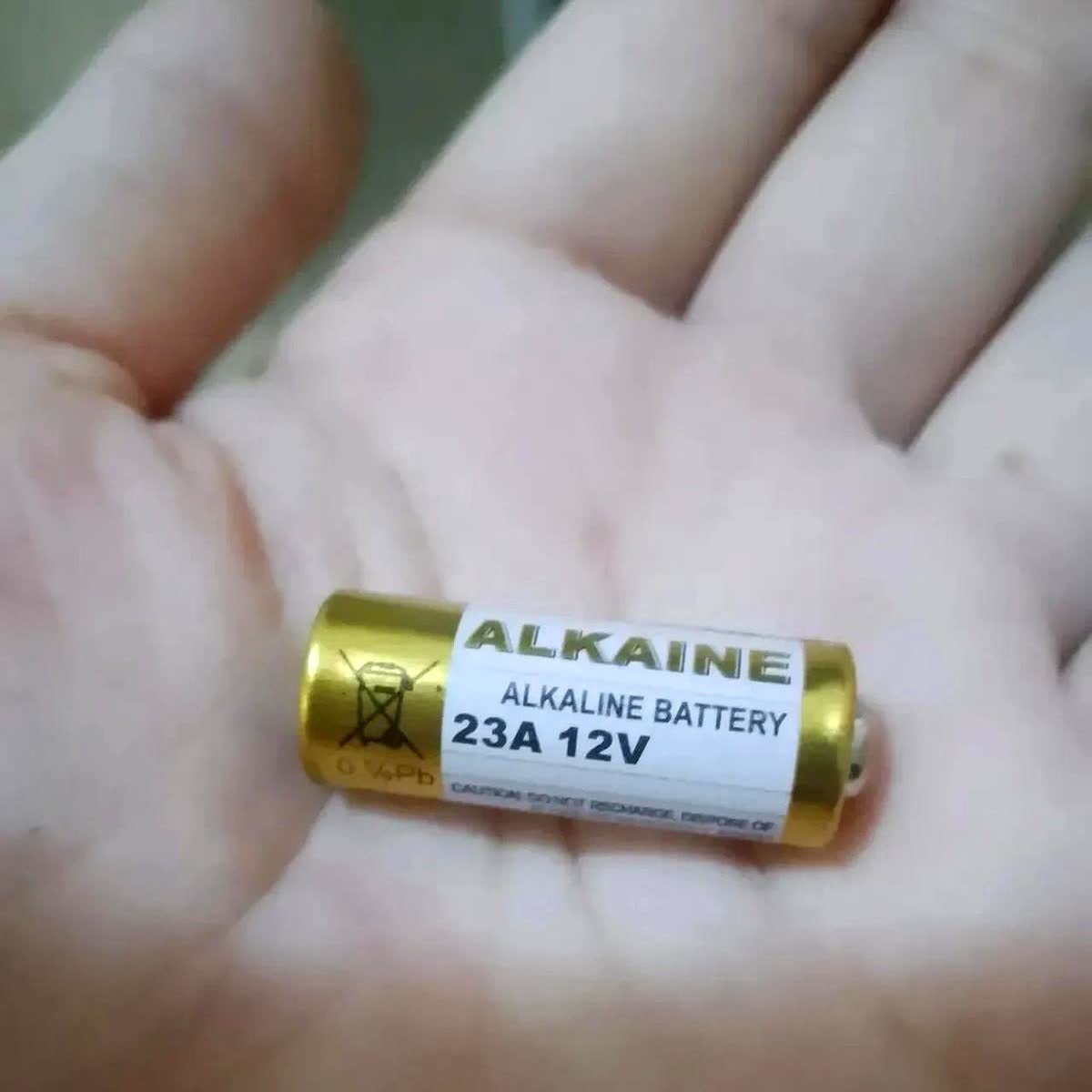 江西一名男子家里的电风扇遥控器没电了，于是到小区门口的便利店买电池。
没想到，