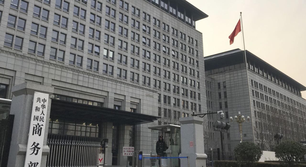 【美日欧同日被中方加税，特朗普愿意飞来中国会谈】
西方丧失主动权，24小时之内，