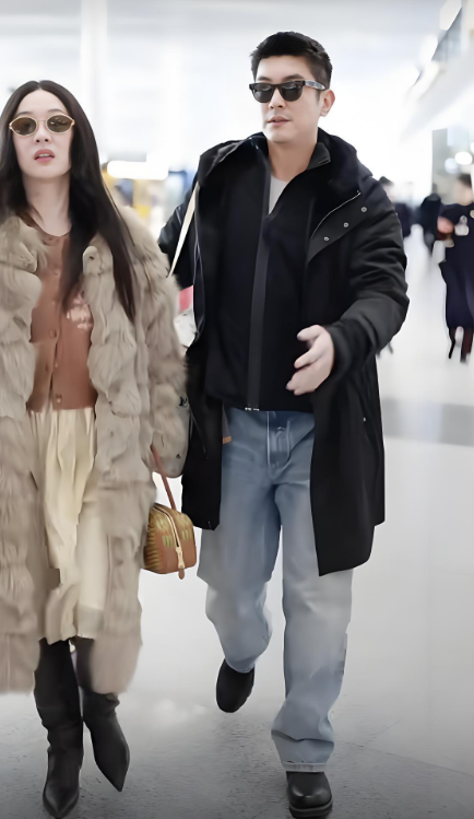 霍思燕越来越李湘化了，珠圆玉润、一脸的富态像。
近日，霍思燕和杜江在机场被网友拍