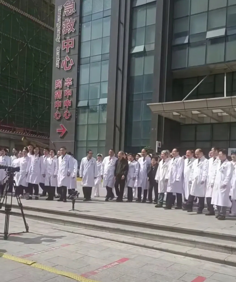 湘雅医院没有受到事件影响，仍然人满为患，长长的走廊坐满了人，需要预约排队挂号，难