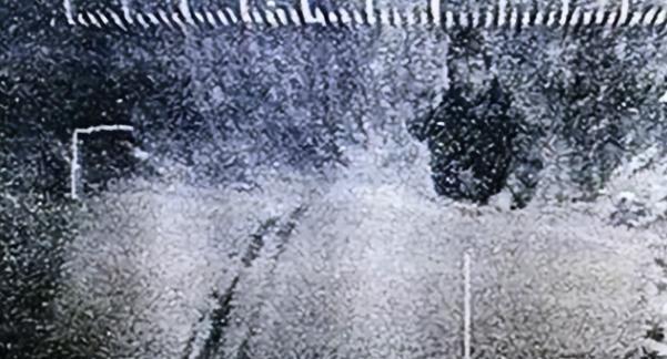 1996年，车臣“总统”正坐在防弹汽车里打电话，不料手机信号被俄军探测到。5分钟