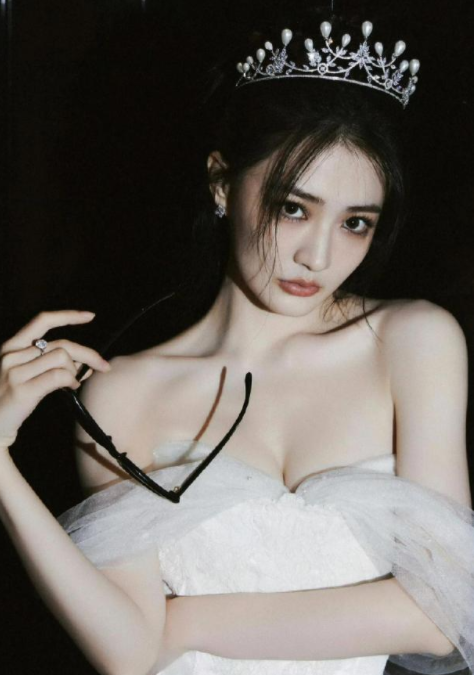 徐璐的这白色抹胸裙，身材是真不错！