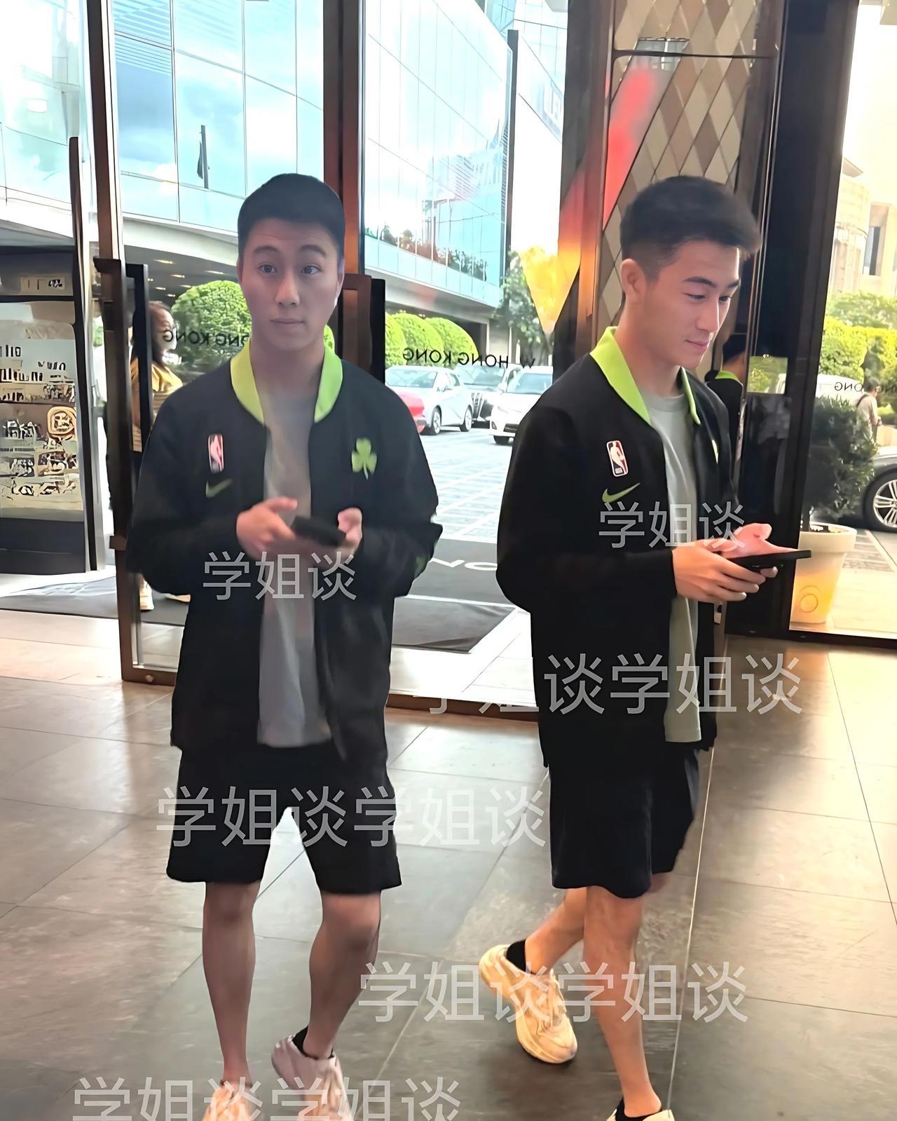 香港游玩
有幸偶遇奚梦瑶老公何猷君
终于明白大家为啥叫他小土豆了，本人真的好矮啊