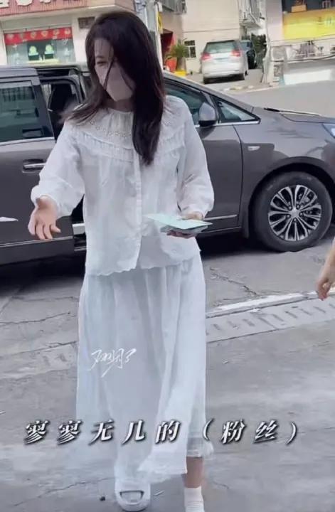 曾黎接机现场调侃粉丝稀少引哗然！网友：刚转卖完礼物就嫌人少？
6月19日曾黎现身