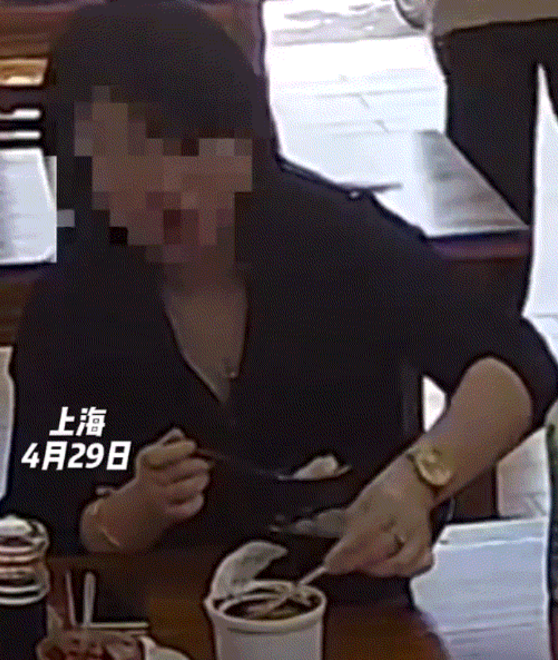 太坏了！一女子去饭店吃饭，吃完饭后女子便用纸擦鼻涕，不料女子擦完鼻涕后，竟将鼻涕
