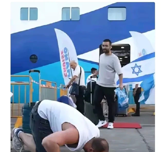 犹太人逃离以色列，亲吻塞浦路斯土地！











啥？以色列被炸了？犹