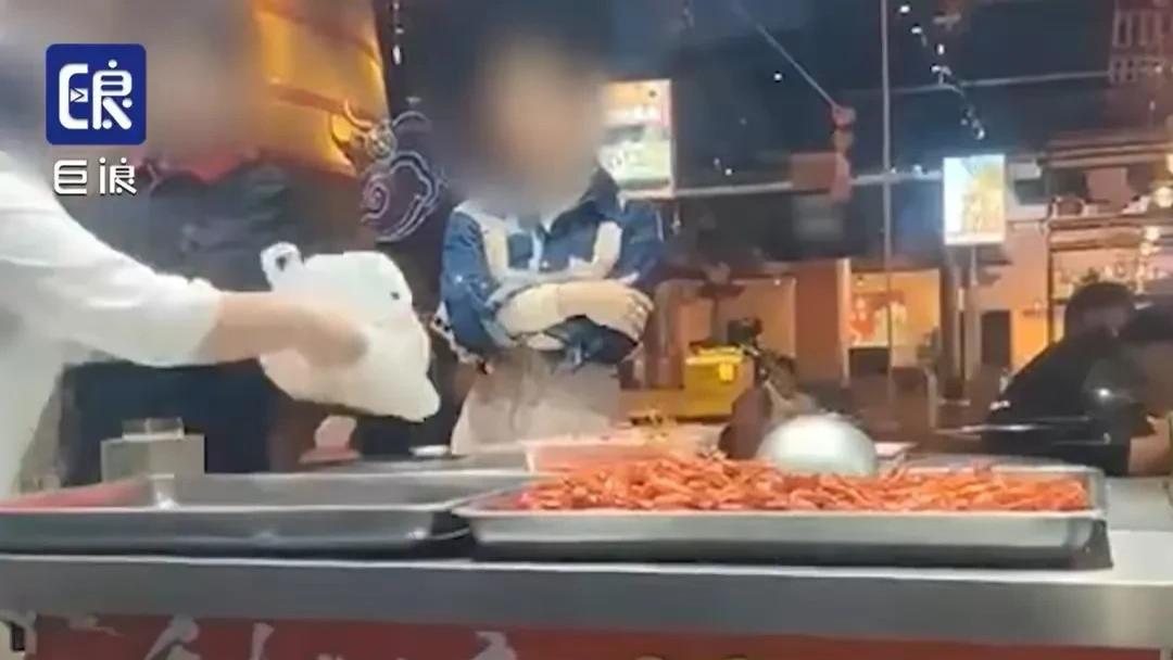 男子买99元4斤小龙虾，到手仅2斤，店家辩称“活虾四斤”