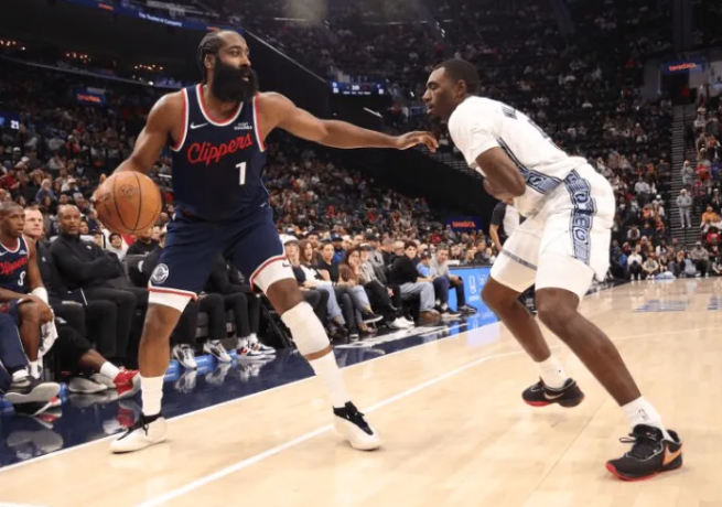 昨日NBA常规赛，快船主场不敌灰熊，战绩来到6胜20负。
船记今日发文感慨道：