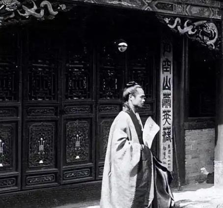 1938年，道士毕云路过日军哨卡时，因为没有向日军鞠躬，被打得半死。毕云大怒，伤