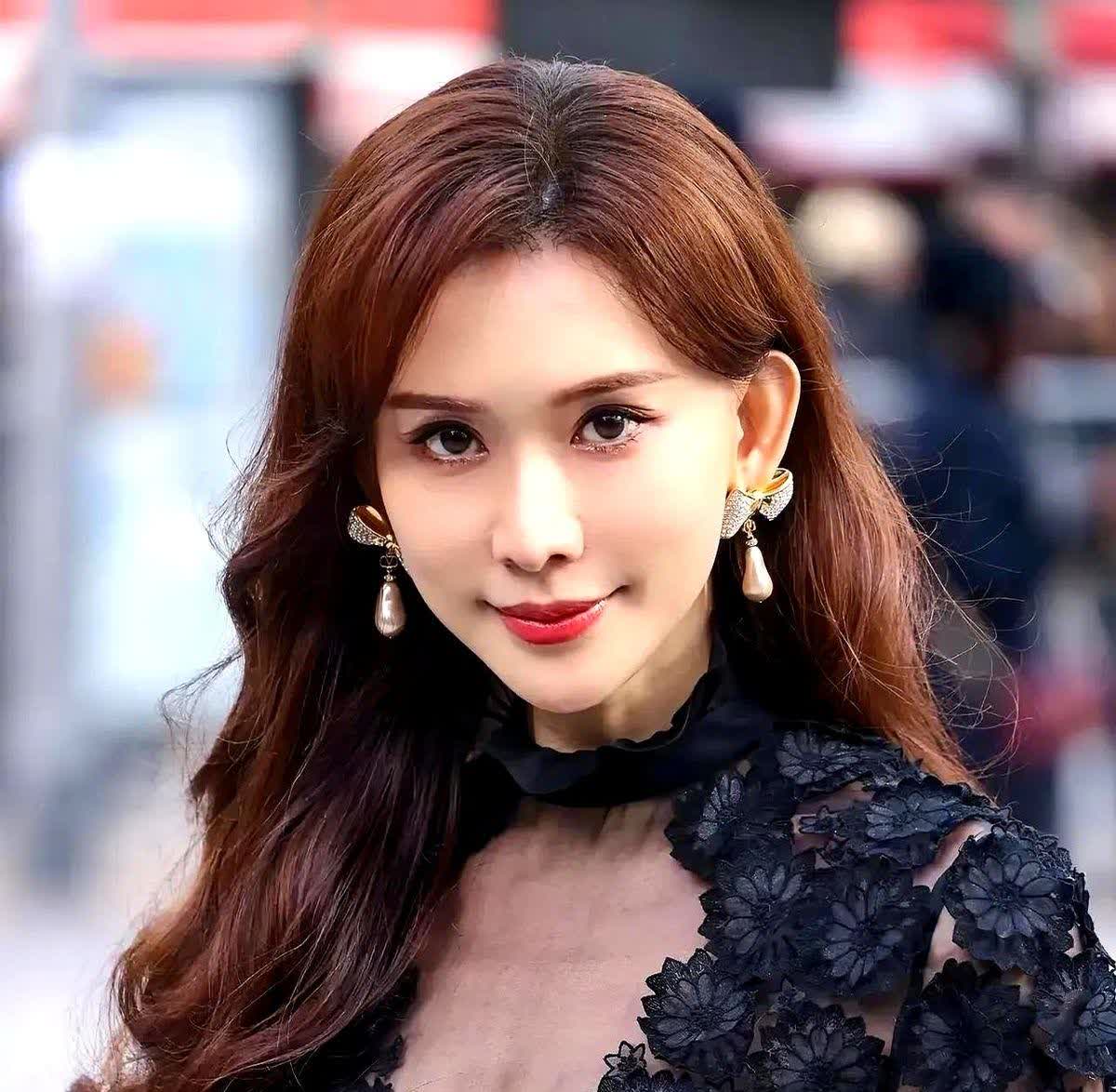 终于弄明白，

为什么林志玲嫁到日本后就变得畏畏缩缩了，

不是因为她老