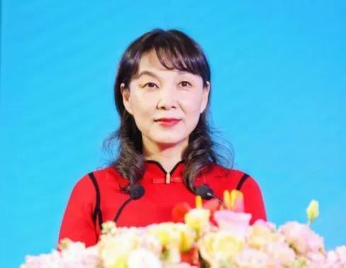 杜建英就是人们常说的小三，怎么当的三，肯定能写一部琼瑶剧，然后怎么有了一席之地，