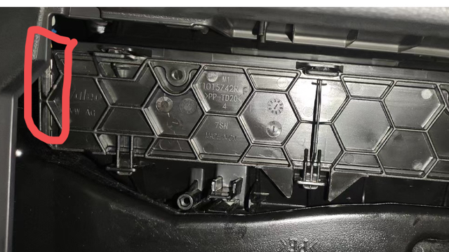 空调滤芯1
大佬们，你们的途岳空调滤芯外面的盖板是不是不好装，左边有点挡住的，翘