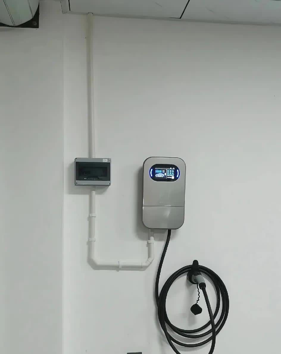 最近看到个离谱事，南宁一男子把私人充电桩
