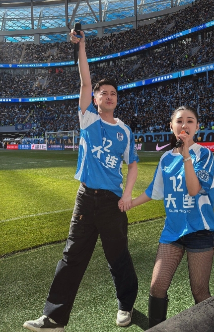 李小萌，162cm，夫妇俩足球场献唱。