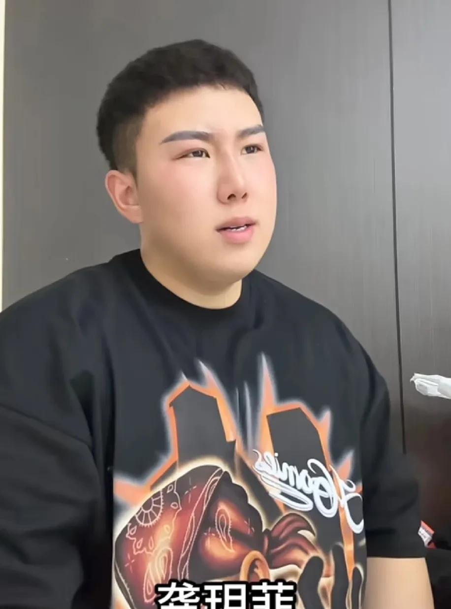 李明轩现在着急了，
龚玥菲跑到庞麦郎身边。
做起了庞麦郎的伴舞女郎。
两人互相成
