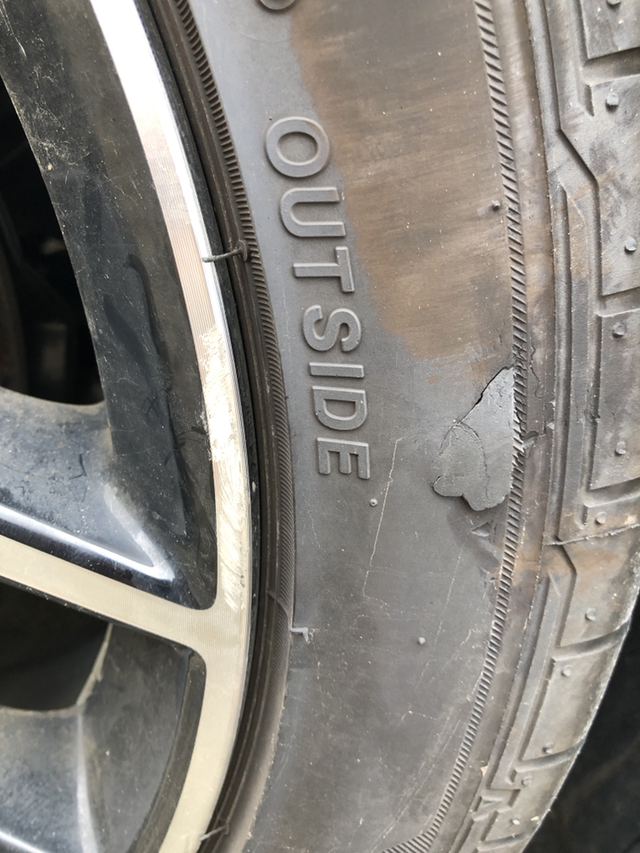 换还是不换现在高速都不敢上了
特意跑去厂里加班。结果就是出家门口拐弯的地方，压到