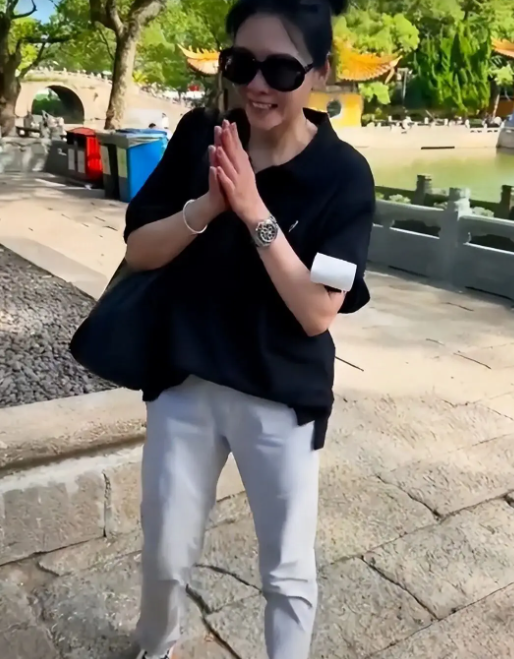 57岁“一代女神”近况！素颜朝佛被赞状态能打，退隐真相揭秘

近日，邱淑贞被网友