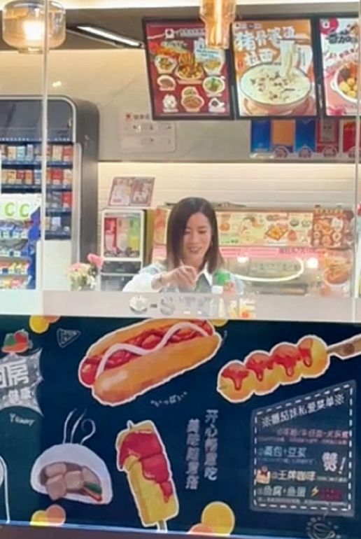 次元壁破得猝不及防！佘诗曼紧跟年轻人步伐打卡便利店调酒，素颜状态下笑容治愈，分享