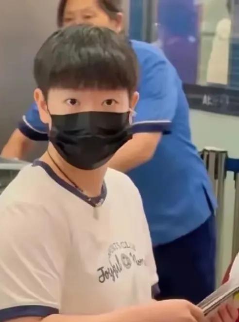 莎莎的葡萄眼又出圈了！
国乒今天出发美国比赛，
坐摆渡车的莎莎太可爱，
戴着黑口