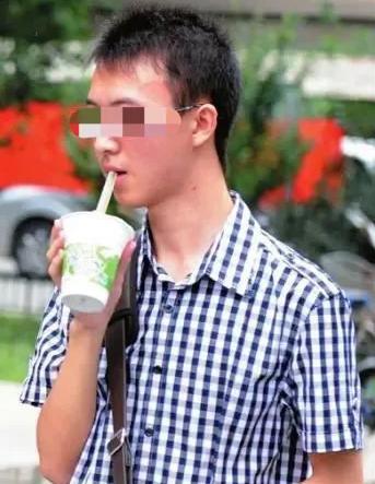 2009年，重庆文科状元何川洋以裸分659分的成绩，考上了北大，谁知高考前他的父