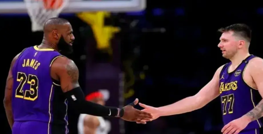 惊天大爆料！詹姆斯竟要组建新的篮球联盟来对抗NBA啦！

詹姆斯被爆料在法国的游