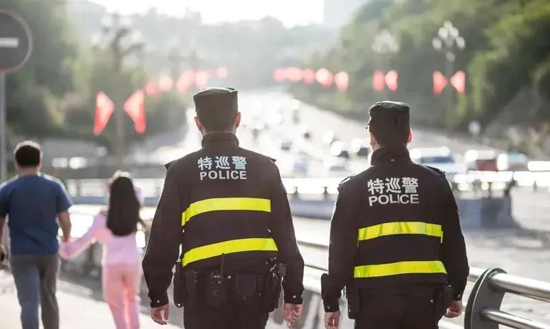 女子隧道内“幽闭恐惧”民警来接人 在四川的高速路上，发生了一件惊险万分的事儿。有