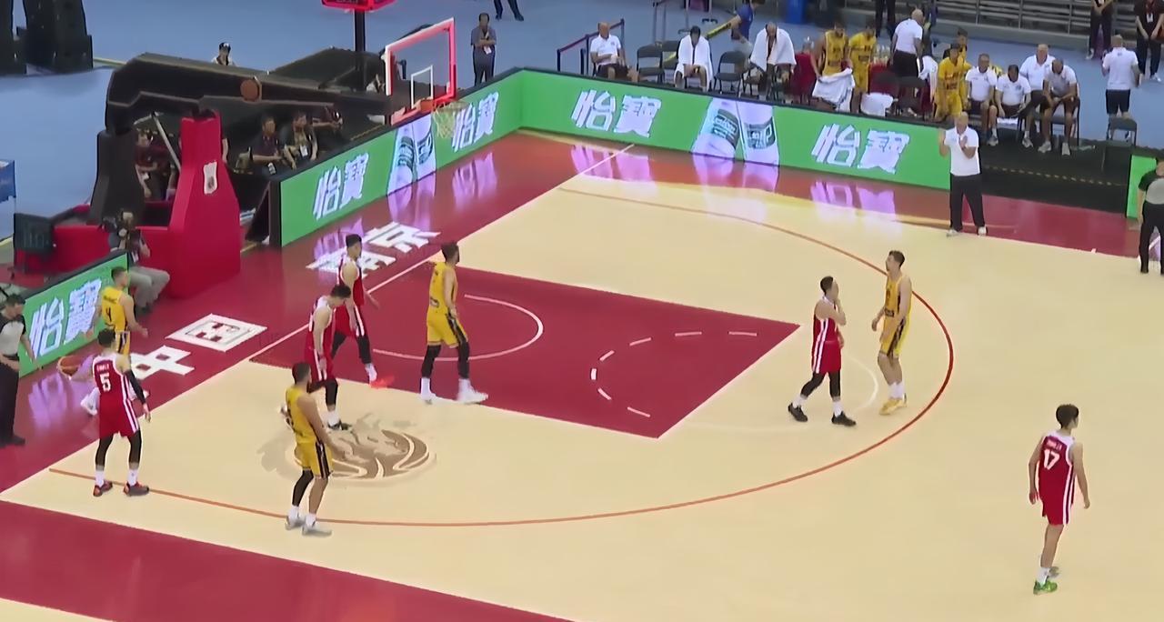 半场结束，中国男篮42比35领先波黑男篮7分！
第二节郭指导不断尝试轮换后卫，胡