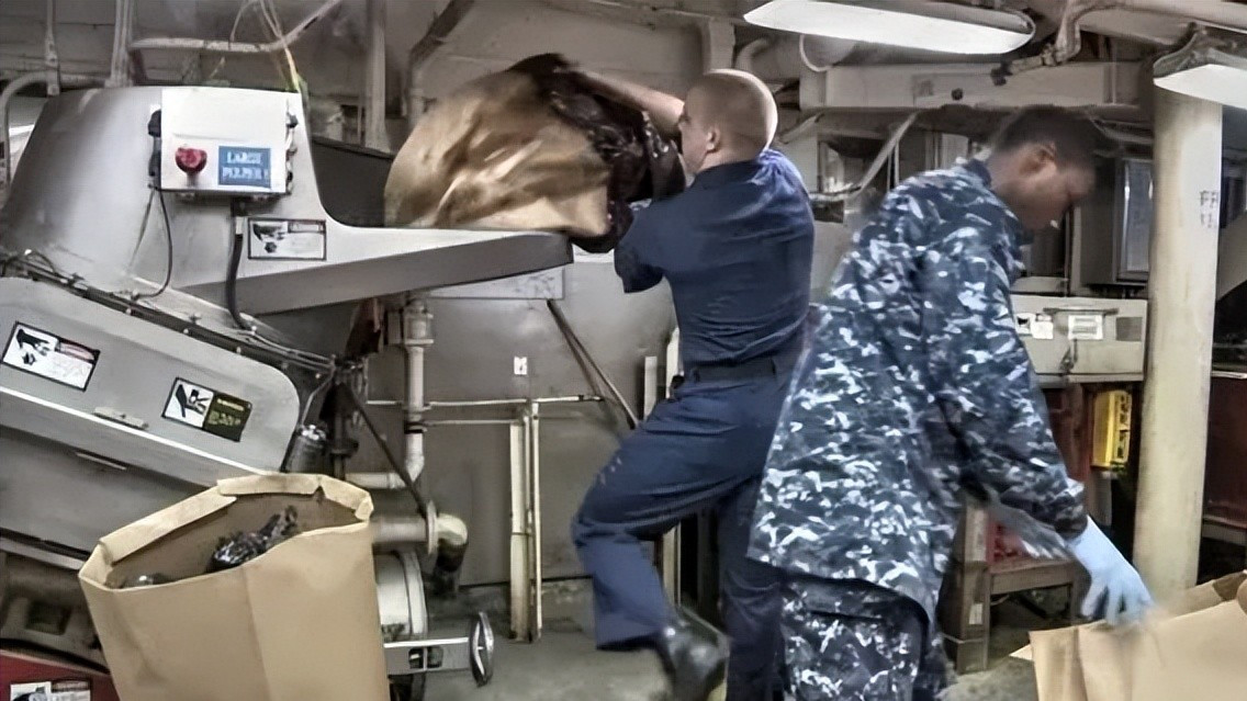 舰载人生：荣耀与平凡之间，山东舰上的隐秘风景