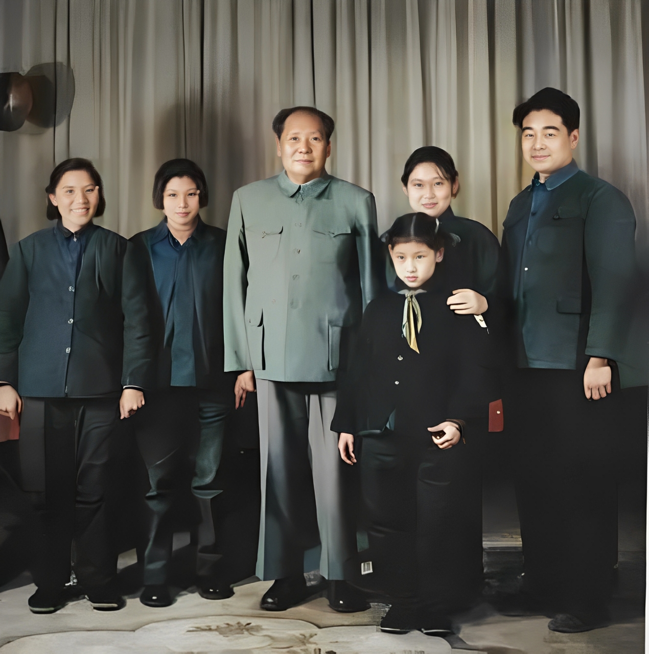 1963年，毛主席70大寿与李敏及王海容等合影。左起：毛远志、王海容、毛泽东、李