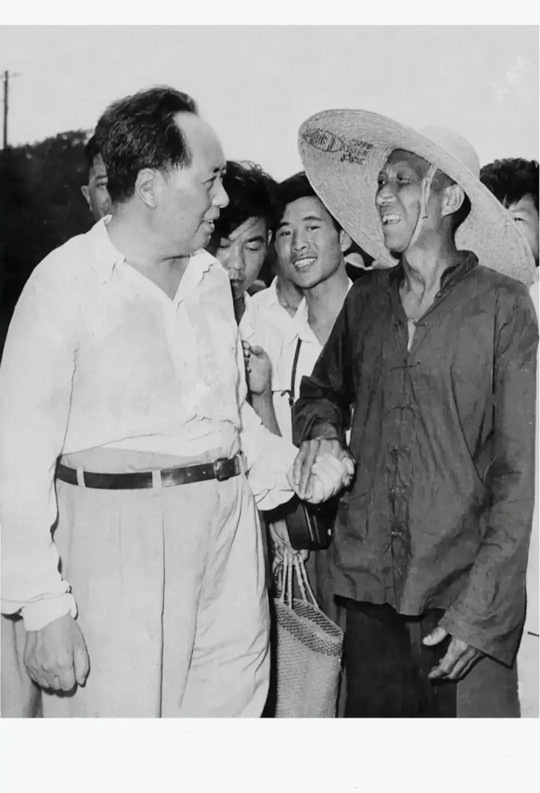 1959年6月29日，毛主席回到家乡韶山，在故居祖田旁，毛主席与自己小时的玩伴李