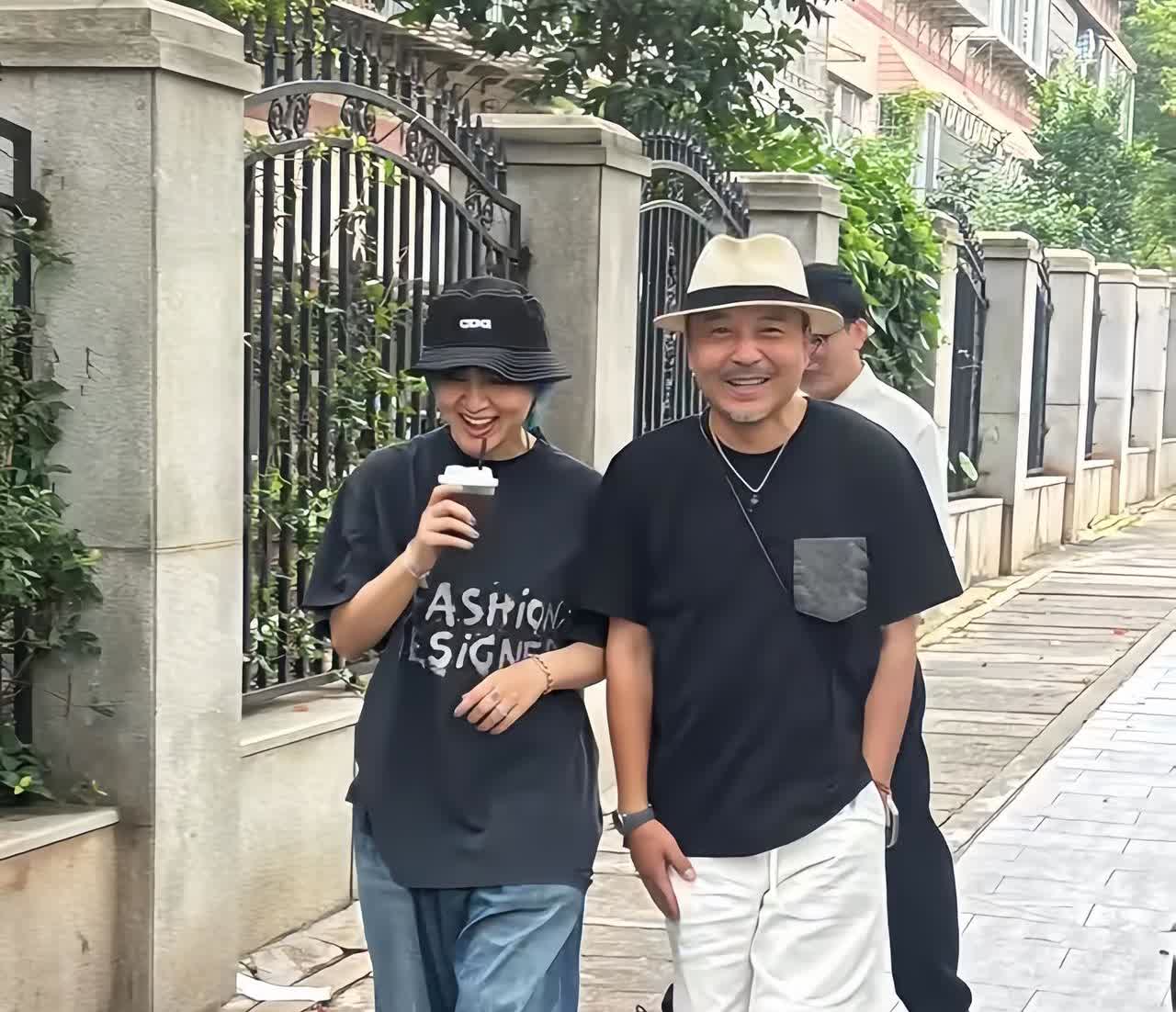 近日，周笔畅在湖南老家长沙开演唱会，第二天就去探望好友汪涵了。

周笔畅刚出