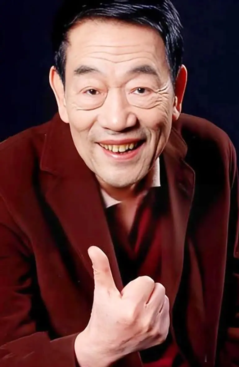 多么慈祥可爱的老人，
给四个儿子都买了房。
所挣的钱都是给儿们花，
儿子们都买了