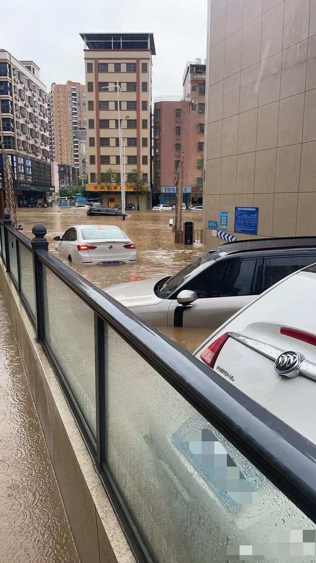 突然有点羡慕那些泡水车的车主了，保险直接报全损，然后去4s店提新车。
最近连续的