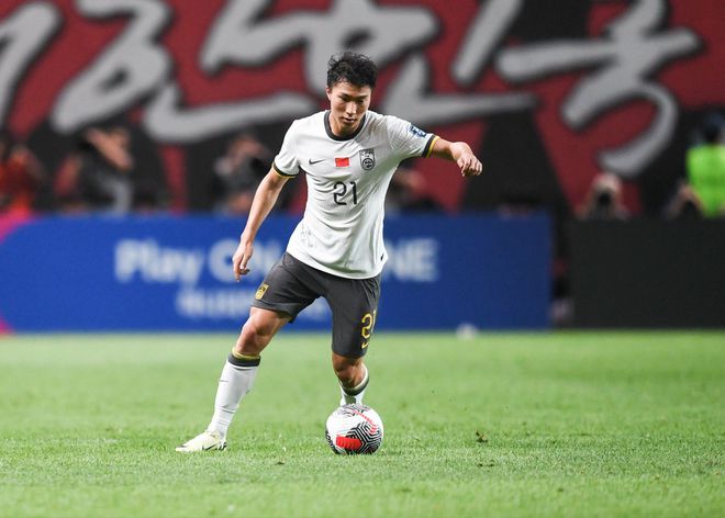国足在雅加达0:1负于印尼，提前无缘世界杯。那个争议点球像一记重锤，砸碎了所有侥