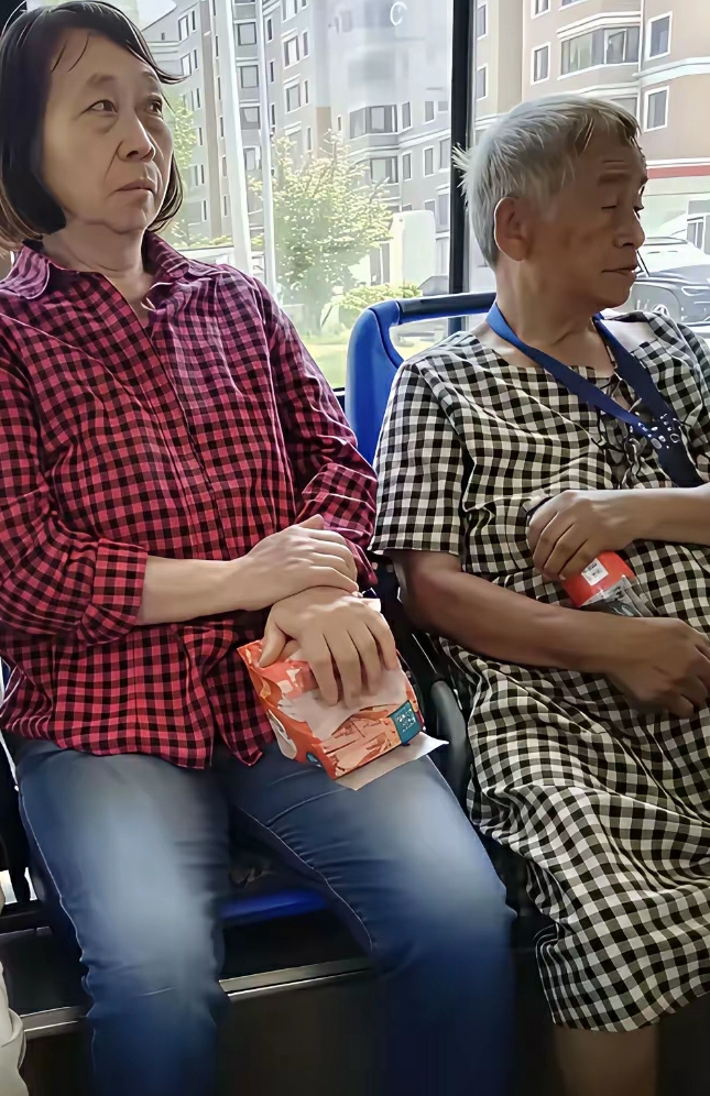 人老了丑了穿什么都不好看了