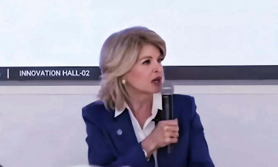有一位叫卡拉的美国驻丹麦女大使说：“美国曾帮助一个非常贫穷的国家中国，帮助它把自